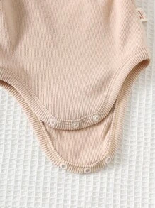 Cozy Pixies 3件套新生女宝宝纯色荷叶边长袖连体衣套装，百搭舒适的中性色婴儿服装，摩卡色婴儿服装，棕色婴儿服装，女宝宝连体衣，中性时尚套装，适合秋冬季节。