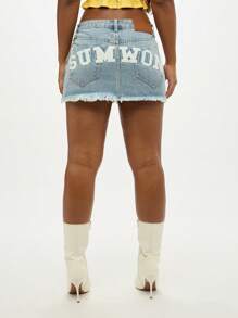SUMWON WOMEN 复古图案牛仔迷你裙浅色水洗毛边高腰做旧夏季节日磨损下摆链条细节街头风格时尚宣言 - 藍色 - 查看 2