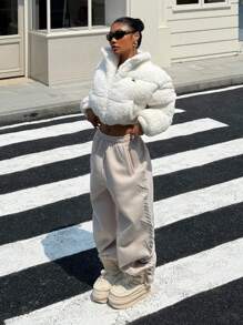 SHEIN EZwear Pantalones de chándal casuales y sueltos con forro térmico y patrón bordado, pantalones de chándal Y2K, pantalones de chándal holgados, otoño - Caqui - Ver 5