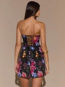 SHEIN BAE 秋冬纯色花卉3D刺绣亮片修身迷你连衣裙，适合情人节约会礼服，伴娘礼服，生日亮片长裙，露背连衣裙，适合派对，夜总会，正式场合亮片迷你连衣裙 - 彩色 - 查看 2