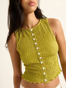 Nöista Esta blusa verde-oliva sem mangas apresenta delicados botões florais e um charmoso acabamento com barra assimétrica - perfeita para um estilo cottagecore! Ideal para usar em camadas com roupas de festa, para a volta às aulas ou para compor looks femininos fofos de primavera e outono. - Verde Azeitona - Ver 3