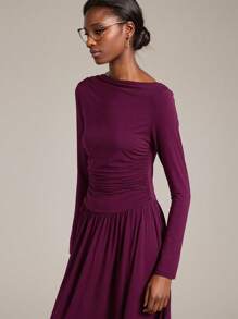 Ontre Phong cách thanh lịch, Thiết kế tối giản, Chất liệu, Vải dệt kim, Màu đỏ tía, Tay dài, Cổ đứng nhỏ, Chi tiết nhún bèo, Dáng rộng, Váy maxi nữ, Váy xòe, Trang phục mùa thu, Trang phục thường ngày, Trang phục công sở thường ngày - Màu Đỏ Sâu - Xem 4