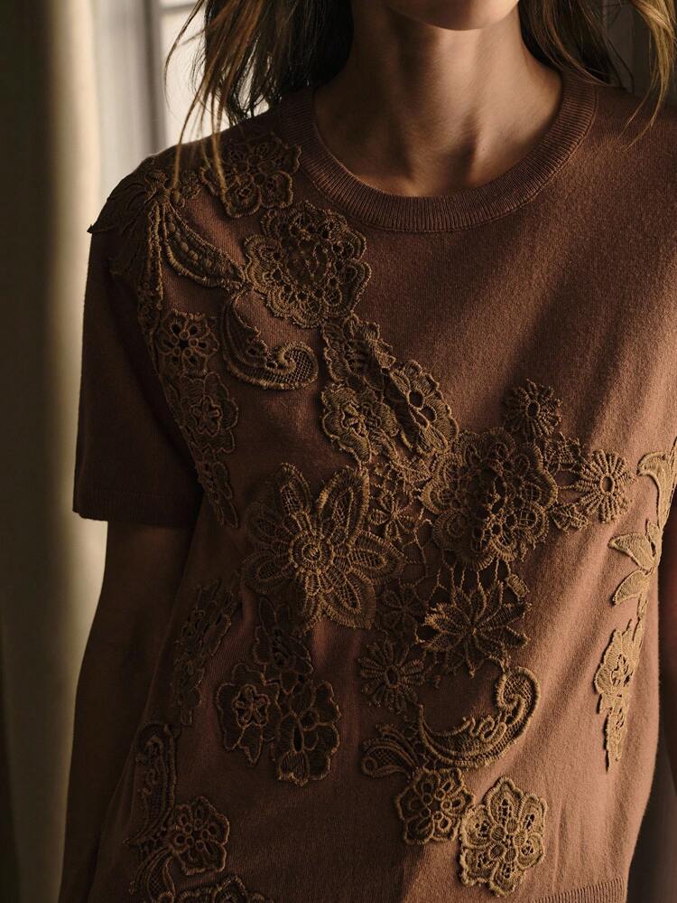 CONTRAST LACE EMBROIDERY PULLOVER KNIT TOP