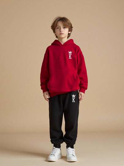 SHEIN Explorewe 2 件套年轻男孩国王标志黑色针织裤和红色长袖连帽衫，带皇冠印花，休闲运动跑步街头服饰，适合秋冬季、返校季