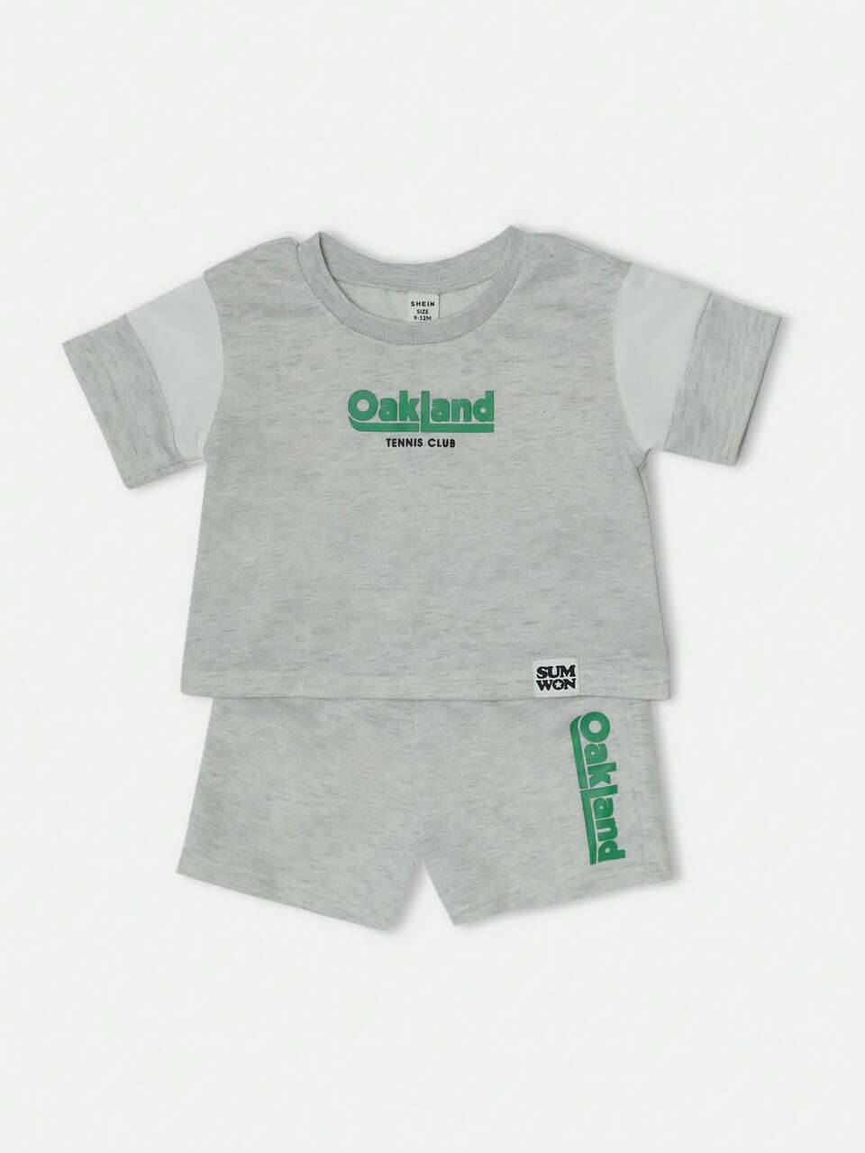 Conjunto con el logotipo del club de tenis y pantalones cortos con cintura elástica