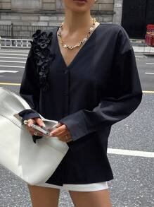 DAZY 女式宽松 V 领长袖 3D 花卉休闲优雅衬衫，秋季女装 - 藏蓝色 - 查看 2