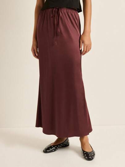 Nöista 长裙。非常适合秋季女装或返校装，腰部抽绳设计使其成为教师装和舒适秋季风格的可爱休闲之选。