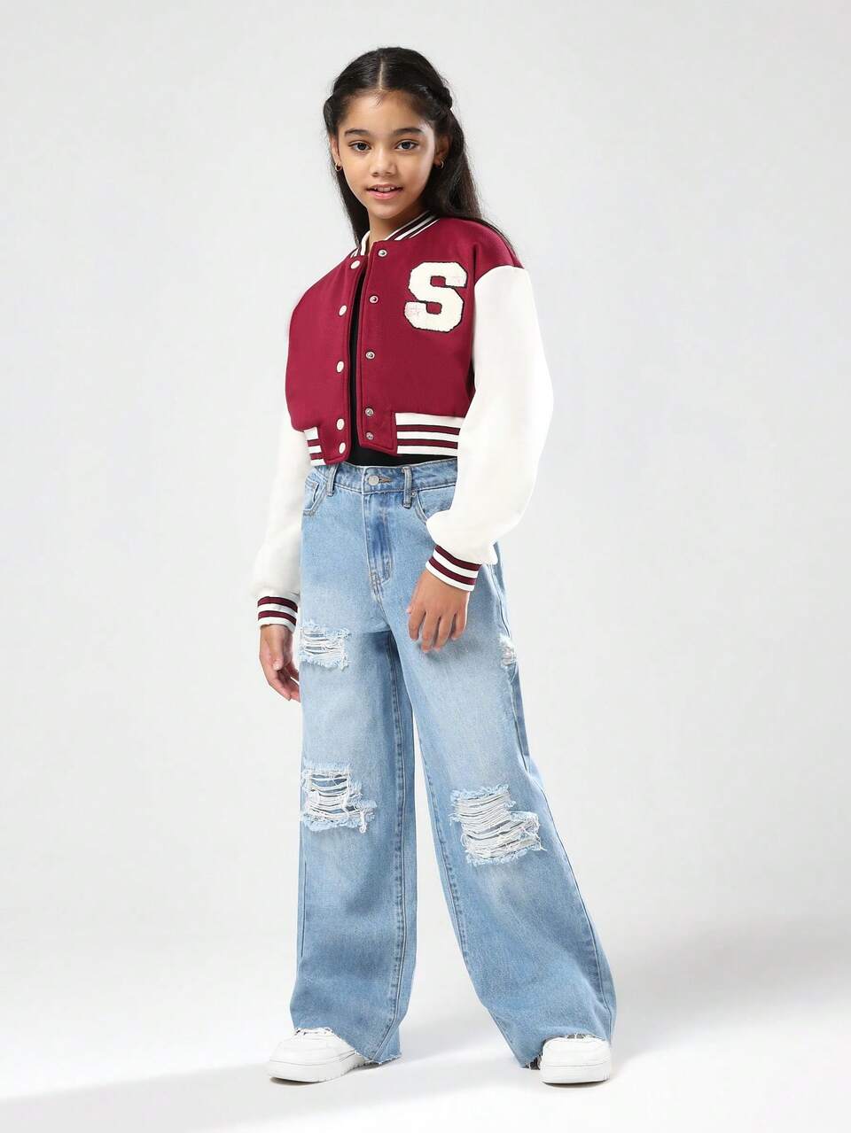 Jaqueta bomber curta universitária com patch de letras e listras