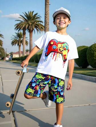 SHEIN 2 stuks Tween Boy Lente/Zomer Nieuwe Splatter Paint Kleurrijke Game Controller Print Matching Coole Straatstijl Kleurrijke Print Brei Shorts, Straat, Buiten, Zomer, Jongen, Strandvakantie