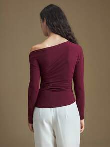 Ontre Women's Solid Color Ruched Oblique Shoulder Long Sleeve Fitted Fashionable Blouse Modern Urban Casual Fashion Business Casual Women's Office Wear Low-Key Old Money Style Effortless Temperament High-End Urban Commuting High-Quality Airport Women's Wear High-End Material Asymmetrical Off-Shoulder Design High-End, Elegant, Old-Fashioned Cruise Attire For Wedding Guests Back-To-School Season Campus Wear Club Wear Youthful Casual Style New Year Formal