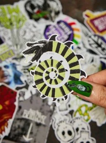 Beetlejuice X SHEIN 夜光卡通图案贴纸套装，适合学生、青少年、男女，适用于笔记本、日记本、手工艺品等类似物品。也可用于个性化滑板、笔记本电脑和行李箱。可移除背胶，轻松撕下，不留残留，适合万圣节 - 彩色 - 查看 2