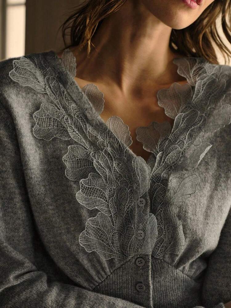 Maglione con bottoni ricamati