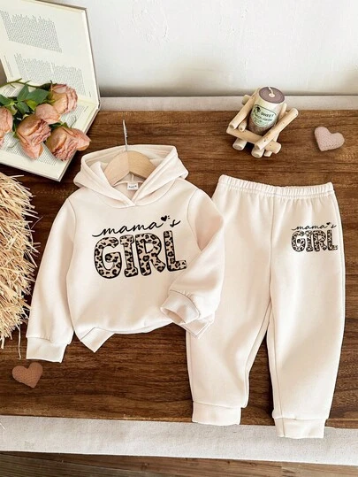 SHEIN Happikins 米白色可爱豹纹“妈妈的小宝贝”女婴针织柔软连帽卫衣和休闲运动裤套装，适合秋冬季节。秋季穿搭，舒适百搭，适合女婴秋季叠穿，时尚百搭，休闲装扮，女婴图案服装，返校季，秋季服装，返校节，适合外出，街头风，居家穿着。