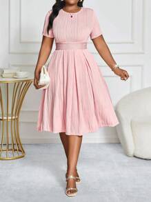 SHEIN Lady 春夏优雅通勤办公室粉色针织纹理圆领喇叭中长短袖大码连衣裙高档服装生日和活动连衣裙办公室连衣裙 - 粉色 - 查看 1