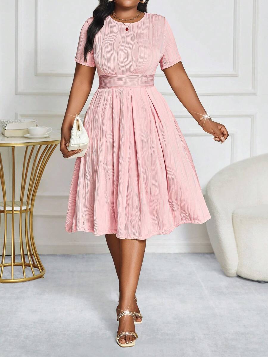 SHEIN Lady 春夏优雅通勤办公室粉色针织纹理圆领喇叭中长短袖大码连衣裙高档服装生日和活动连衣裙办公室连衣裙 - 粉色 - 查看 1