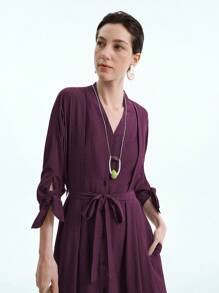 Aalyst 女士春夏单竹结亚麻连衣裙，优雅 V 领纽扣领，宽松版型，蝴蝶结腰带，褶皱肩部，长裙，适合度假和办公室通勤 - 紫紅色 - 查看 3