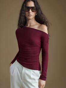 Ontre Women's Solid Color Ruched Oblique Shoulder Long Sleeve Fitted Fashionable Blouse Modern Urban Casual Fashion Business Casual Women's Office Wear Low-Key Old Money Style Effortless Temperament High-End Urban Commuting High-Quality Airport Women's Wear High-End Material Asymmetrical Off-Shoulder Design High-End, Elegant, Old-Fashioned Cruise Attire For Wedding Guests Back-To-School Season Campus Wear Club Wear Youthful Casual Style New Year Formal