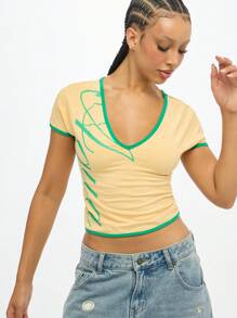 SUMWON WOMEN 经典 V 领修身 T 恤，带品牌标志，夏季时尚轻薄短款弹力休闲 T 恤 - 黃色 - 查看 5