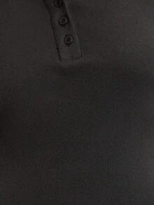 Nöista 黑色长袖Polo连衣裙。优雅的翻领迷你连衣裙，配有纽扣门襟，采用柔软针织面料，A字廓形，尽显优雅气质。无论是作为女士优雅连衣裙、时尚休闲装，还是百搭的秋季正式场合装扮，都是完美之选。 - 深灰色 - 查看 6
