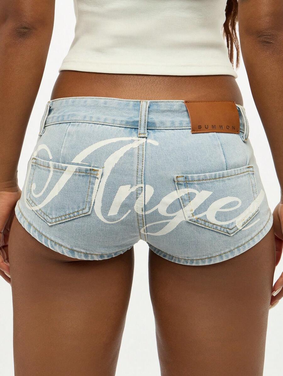 SUMWON WOMEN 复古风格牛仔热裤经典标志印花中腰夏季节日海滩做旧浅色洗水迷你短裤俏皮剪裁 - 藍色 - 查看 1
