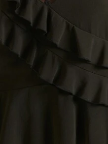 Nöista 吊带上衣饰有荷叶边和精致的蕾丝边，打造出妩媚动人的现代造型，非常适合夜间外出装扮、派对造型和女士冬季叠穿；这款吸睛单品是约会、节日圣诞造型、新年庆祝活动和时尚季节装扮的理想之选。 - 黑色 - 查看 4