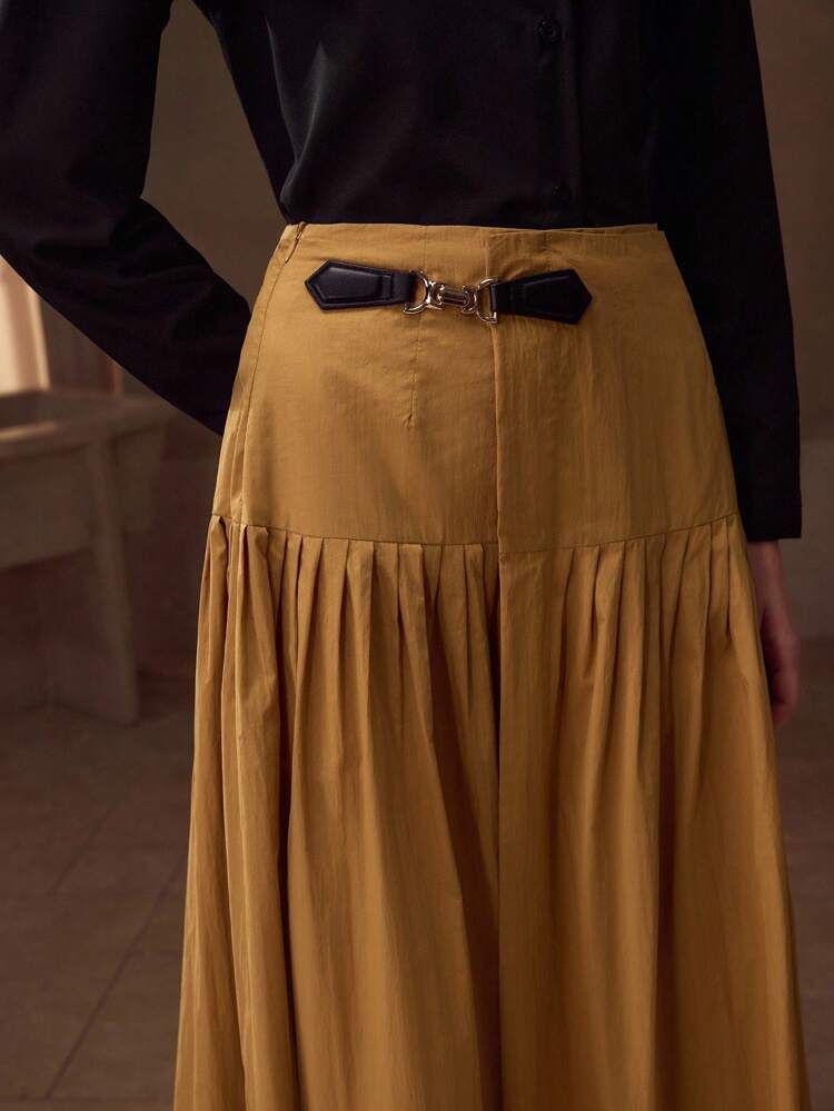 SOLID BUCKLE DETAIL FLARE SKIRT