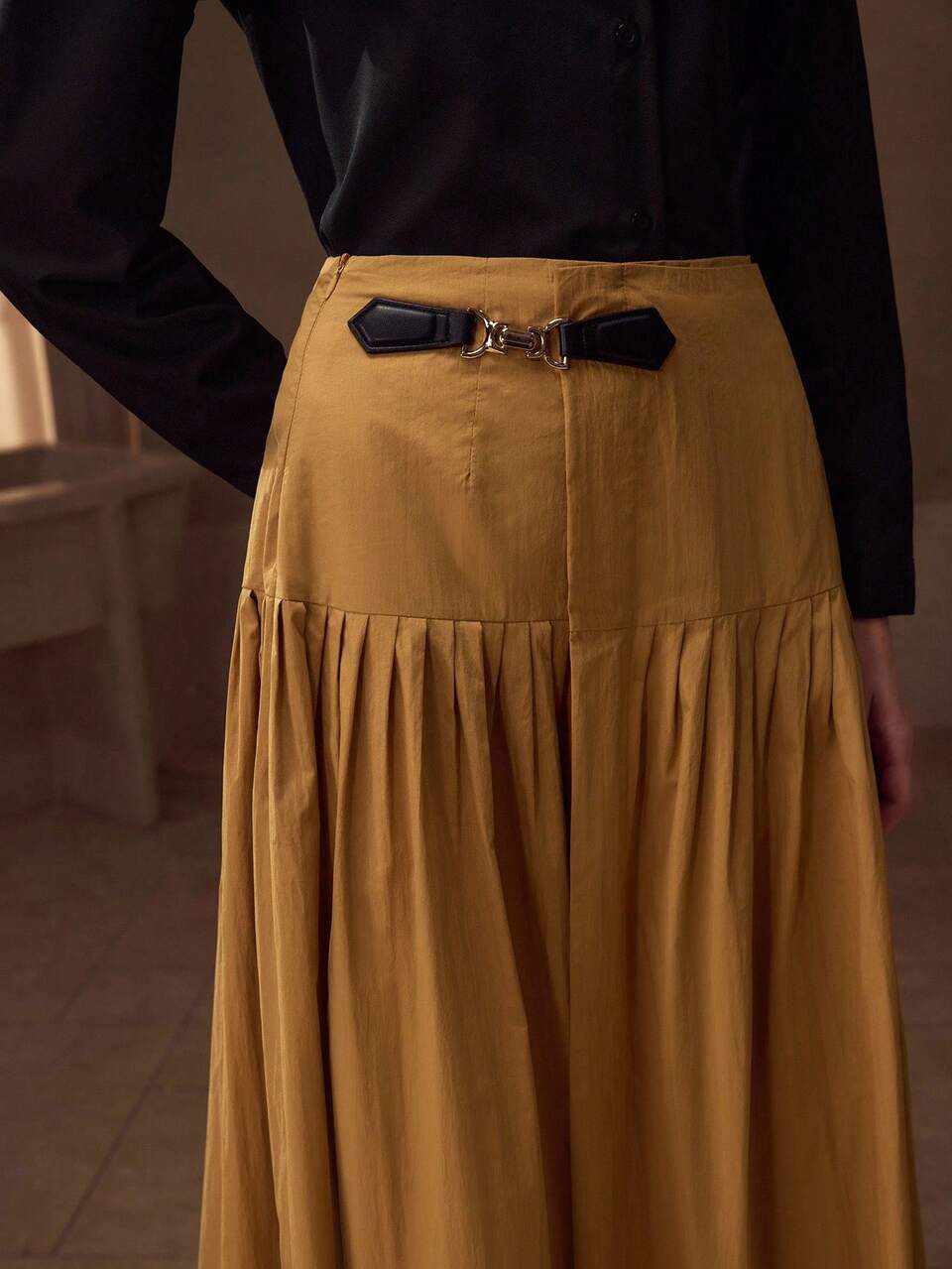 SOLID BUCKLE DETAIL FLARE SKIRT