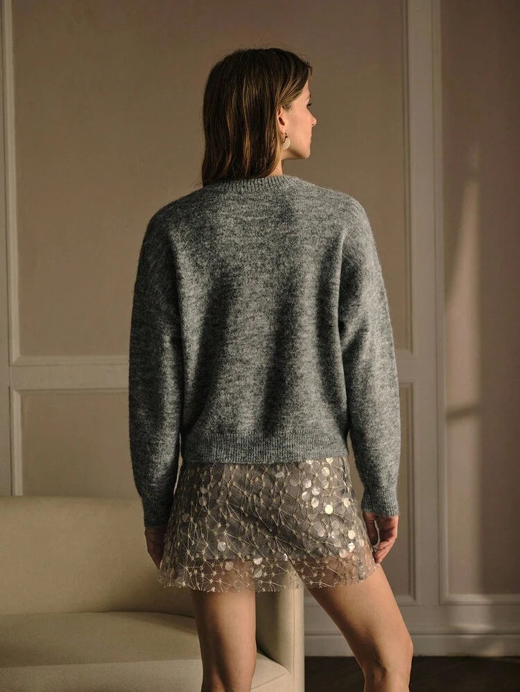 Maglione con spalle a goccia e ricamo floreale
