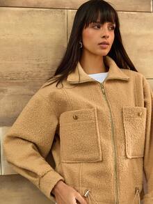 CLARA VERO Veste zippée : Coupe décontractée, idéale pour le port quotidien ou les promenades en extérieur, confectionnée dans un tissu tricoté moelleux avec des poches surdimensionnées et un ourlet à cordon pour le confort