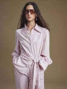 Ontre Blusa de mujer de estilo moderno urbano, color rosa, con volantes, botones de concha, silueta entallada, cuello de solapa, manga larga, manga farol, cuello de corbata, casual de negocios, ropa de otoño, nueva llegada 2025