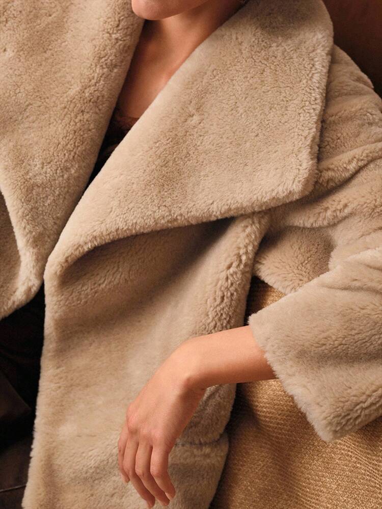 ELEGANTE CAPPOTTO LUNGO IN PELLICCIA SINTETICA CON CINTURA E AMPIO BAVERO, AUTUNNO/INVERNO
