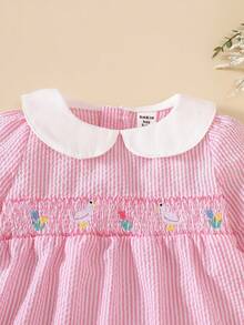 Souflis Souflis 3M-3Y 女婴休闲宽松舒适长袖粉色连衣裙，鸭子和花卉刺绣，白色撞色彼得潘领，泡泡袖，条纹梭织面料，适合春、夏、秋季外出、聚会、拍照、上学等场合 - 粉色 - 查看 3