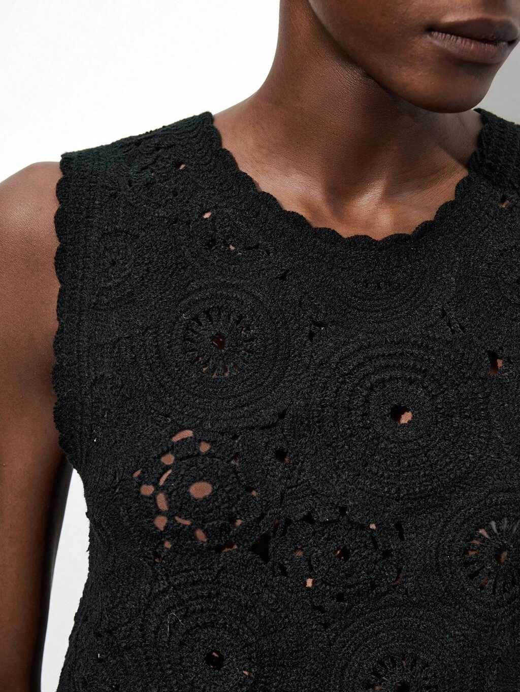 SHEIN Maija Canotta nera senza maniche con collo rotondo e ricamo, adatta per l'autunno, stile country, top a maglia traforata, ideale per la Festa Nazionale Saudita, occasioni casual e feste, costumi di Ognissanti, maglioni natalizi per le donne