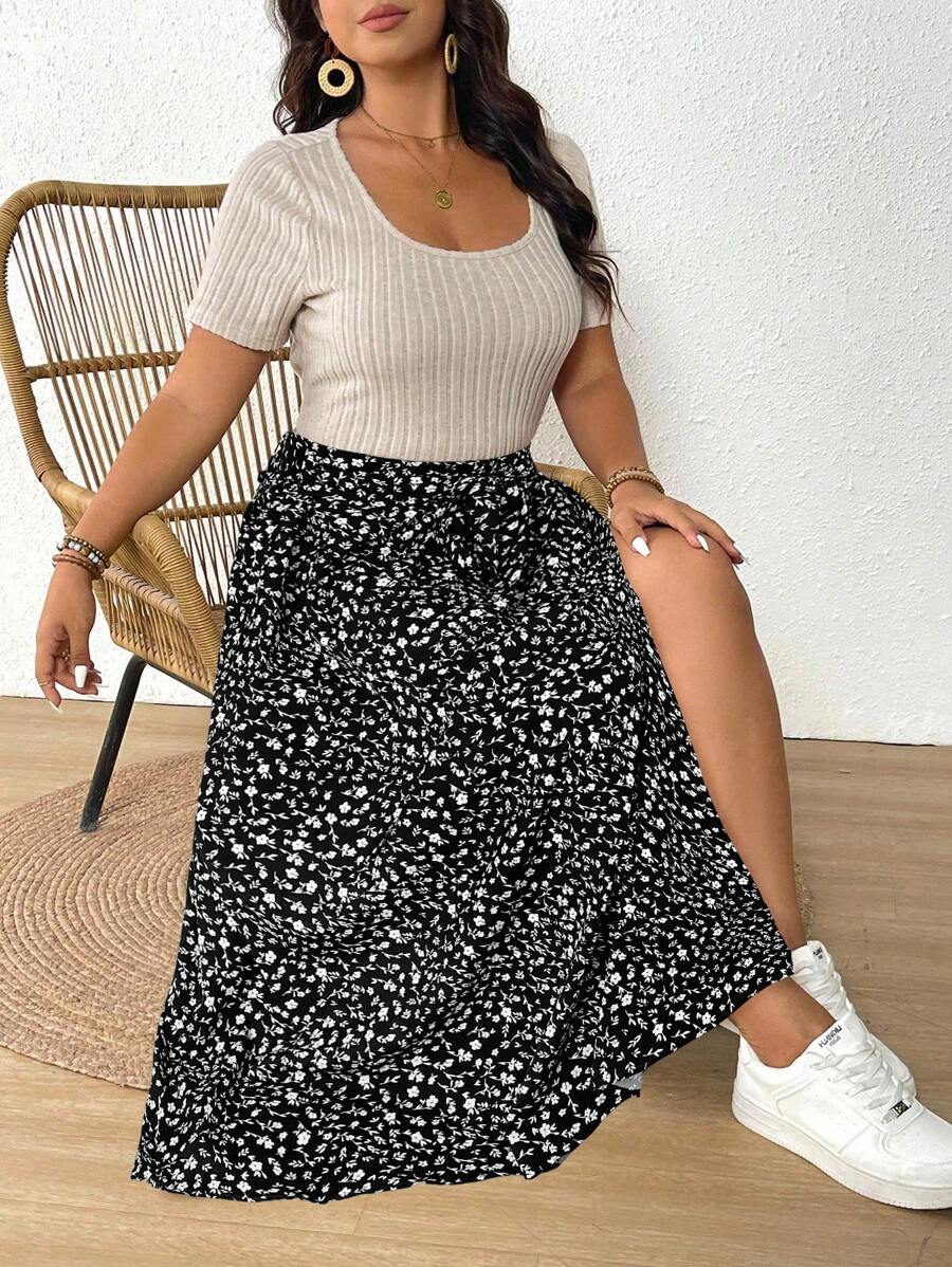 SHEIN Frenchy Conjunto de 2 piezas de blusa de manga corta de unicolor y falda estampada talla grande - Negro - Ver 1