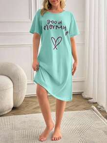 Vestido de dormir cómodo con estampado de eslogan y corazón de color contrastado para mujer de talla grande