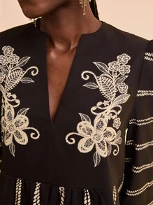 CAJUNI Vestido Casual Solto com Decote em V e Manga Bufante para Férias, Bottom Preto com Corda Branca e Estampa Bordada, Comprimento Curto, Vestidos para Mulheres, Vestido Preto, Vestidos de Outono para Mulheres, Vestidos Elegantes para Mulheres, Vestidos de Outono, Vestidos Casuais para Mulheres, Vestidos de Trabalho para Mulheres - Multicolorido - Visão 1