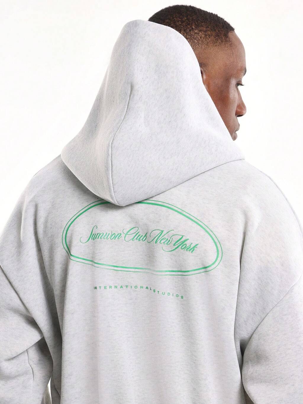 Kurzer Kapuzenpullover mit Logo-Schriftzug