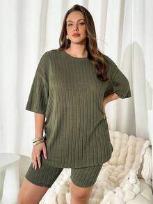 SHEIN Essnce Conjunto de dos piezas de camiseta holgada de manga corta y pantalones cortos de motocicleta en color verde cálido, para mujer talla grande, de estilo casual y cómodo para primavera y otoño, ideal para uso diario, en casa o en el aeropuerto