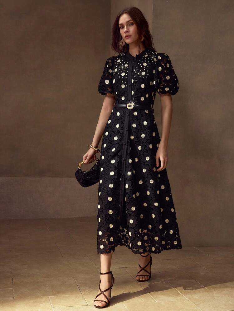 VESTIDO DE LONGITUD MEDIA CON CUELLO ALTO, MANGAS ABULLONADAS, CINTURÓN DE PERLAS FALSAS Y BORDADO FLORAL CON HILO DORADO