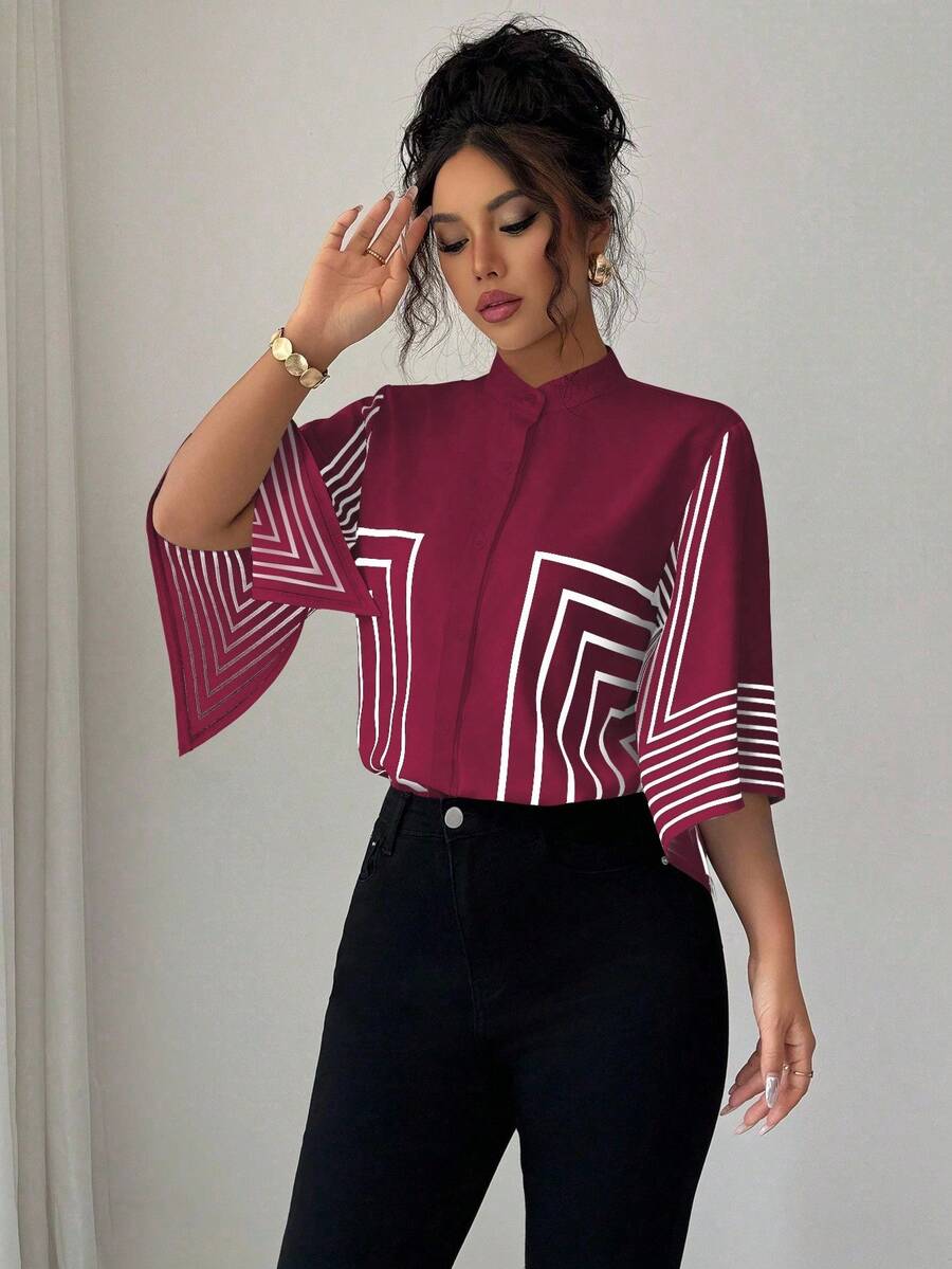 Selianne 立领数码印花几何线条图案，不对称袖法式优雅衬衫，适合春夏度假 - 酒紅色 - 查看 1