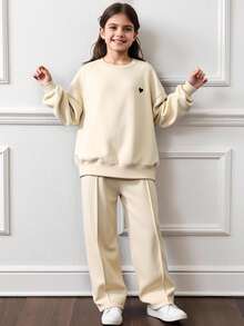 SHEIN 青少年女孩休闲运动/学校，返校季，运动/圆领/刺绣/阔腿裤/连帽衫/运动裤/两件套/波西米亚风/街头服饰~套头衫~舒适运动连帽衫套装，心形刺绣厚羊毛衫 - 杏色 - 查看 3