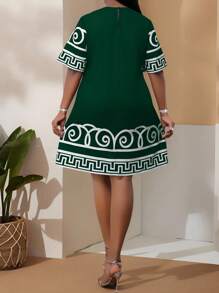 SHEIN Lady CURVE Váy nghỉ lễ mùa hè in họa tiết màu xanh lá cây đậm cỡ lớn mới 2025 dành cho nữ Váy đơn giản thường ngày cỡ lớn dành cho nữ, phù hợp cho mùa hè Trang phục mùa hè dành cho phụ nữ Áo đi chơi Váy thường ngày cho phụ nữ - Màu xanh lá cây đậm - Xem 2