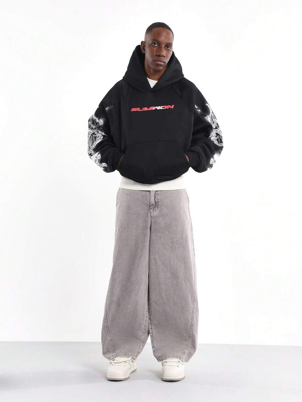 Schwarzer, kurzer Hoodie mit Ärmelprint