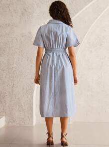 MaterniWear Gestreiftes Umstandskleid mit Knopfleiste vorne, Kurzarm, Lässig-Stil, Sommer - Blau-Weiß - Übersicht 2