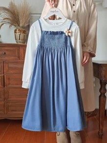 SHEIN Conjunto de blusa de manga larga de cuello redondo blanca para niñas, combinada con un vestido con tirantes con estampado floral fresco, adecuado para salidas, uso casual y fiestas de fin de semana - Azul - Ver 3
