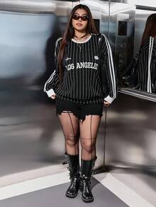 SHEIN EZwear 加大码女式图案 T 恤、针织衬衫、可爱上衣、外出上衣、加大码 T 恤、竖条纹图案字母印花撞色宽松休闲长袖 T 恤，适合加大码女式 - 黑與白 - 查看 5