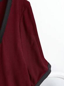 SHEIN Tall 大码女式圆领修身短袖 T 恤，饰有金属纽扣、编织和丝带，夏季 - 酒紅色 - 查看 4