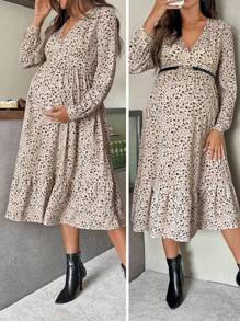 SHEIN Vestido casual de maternidad con cuello en V con estampado floral, volantes en el bajo y mangas largas - Beis - Ver 1