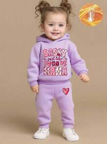 SHEIN Playful Pals 2 件套女婴服装，时尚可爱的心形和字母印花连帽羊毛运动衫和心形印花羊毛运动裤，适合秋冬季外出，“像妈妈一样活泼”运动服套装 - 紫色 - 查看 1
