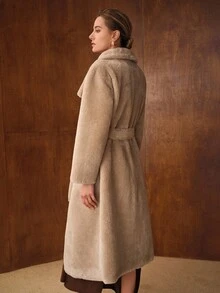 MOTF PREMIUM 优雅宽翻领配腰带宽松长款仿皮草大衣，秋冬 - 卡其色 - 查看 4